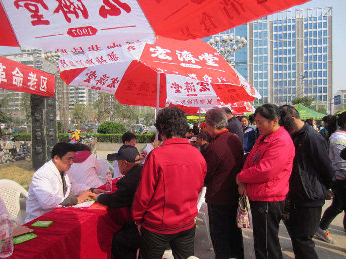 聊城职业技术学院志愿者参加世界卫生公益健康宣传义诊活动-2 (3).JPG