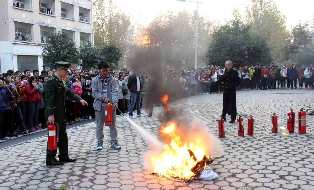 pp我院举办消防安全疏散演练 (3).jpg