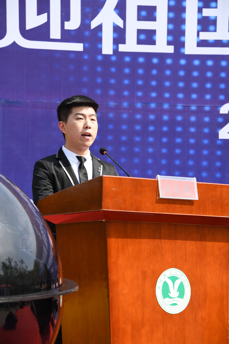 8.聊城职业技术学院学生张秉堃发言.JPG