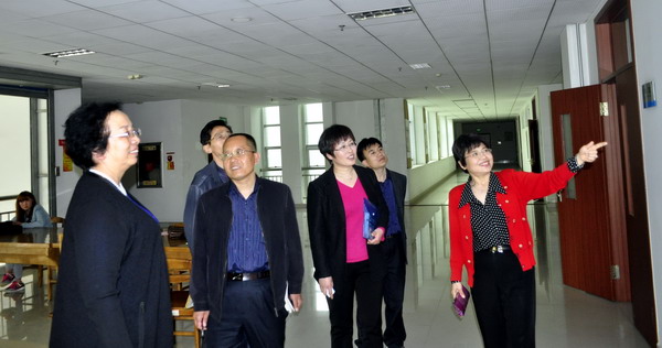 pp市人大常委会副主任孙菁来我院图书馆调研 (1).jpg