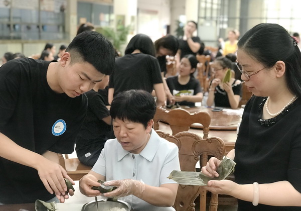 孙院长亲手体验包粽子乐趣.JPG